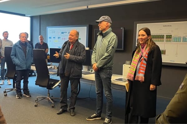 Elena Michel (rechts), Paul Frey (weiter von rechts) und Bernhard Elsener (dritter von rechts) begrüssen die Teilnehmenden…