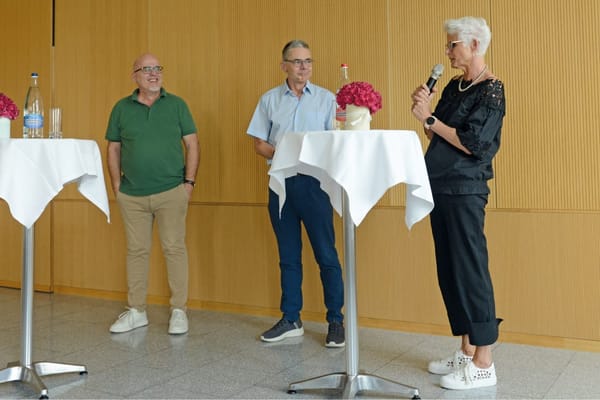Stiftungsratspräsidentin des Abegg Huus und Gemeinderätin Nadja Fossati begrüsst bei einem Apéro Talk den Autor Bernhard…