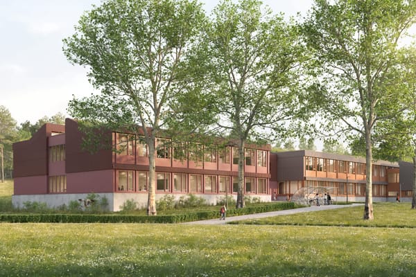 Der Erweiterungsbau (rötlich) wird in Holzbauweise erstellt. Das etwas zurückversetzte Gelenk verbindet diesen mit dem…