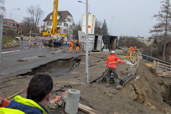 Rechts die Baugrube und links die abgerutschte Strasse in Oberrieden