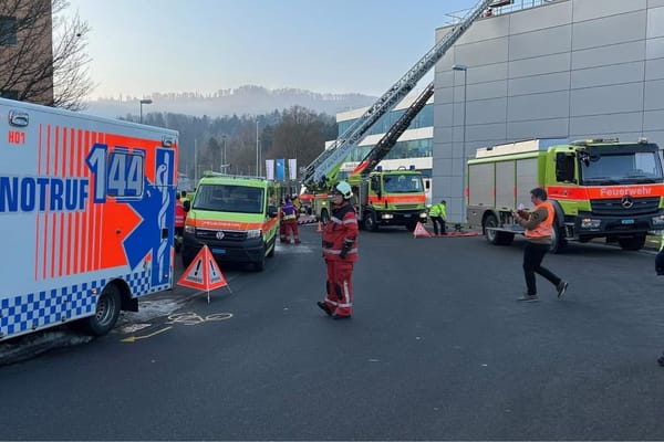 Grosseinsatz der Feuerwehr: Von der Moosstrasse aus gelangten die Einsatzkräfte aufs Dach des Garagengebäudes.
