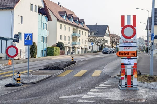 Die Fahrverbotsschilder an der Alten Landstrasse werden am Mittwoch abgeräumt.