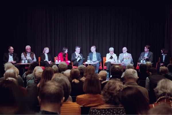 Vor einem vollen Saal diskutierten die neun Kandidierenden, die sich am 8. März zur Wahl in den Gemeinderat stellen.