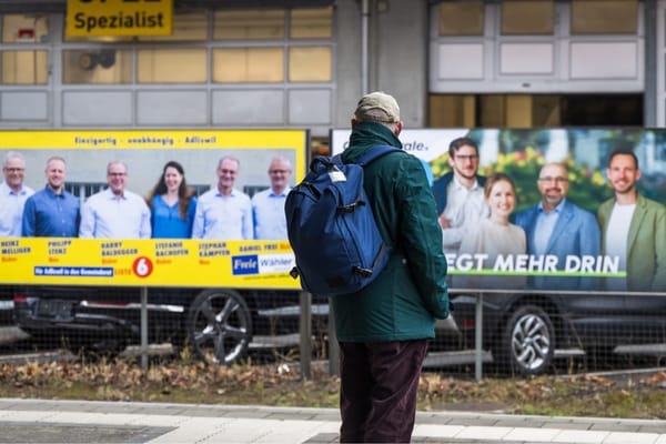 Die ersten Plakate kündigen in Adliswil die Wahlen vom 8. März an.