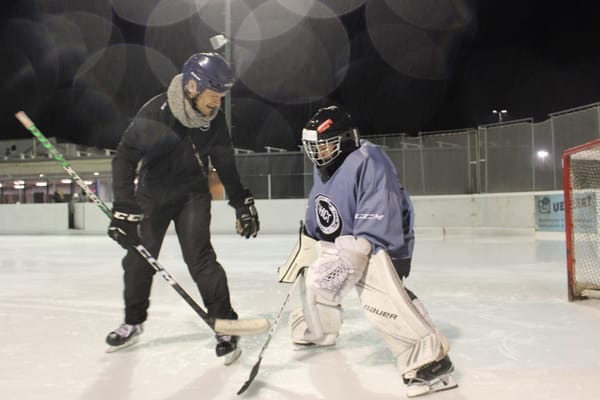 Lernen vom Besten: Thalwiler Hockey-Junior im Training mit Nati-Goalie Leonardo Genoni (links).