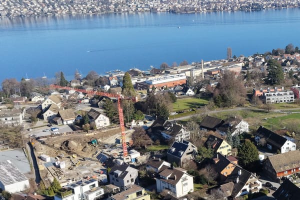 Grossbaustellen für neue Wohnungen (im Bild Kilchberg), sind selten geworden. Der Wohnungsbau ging 2025 zurück.