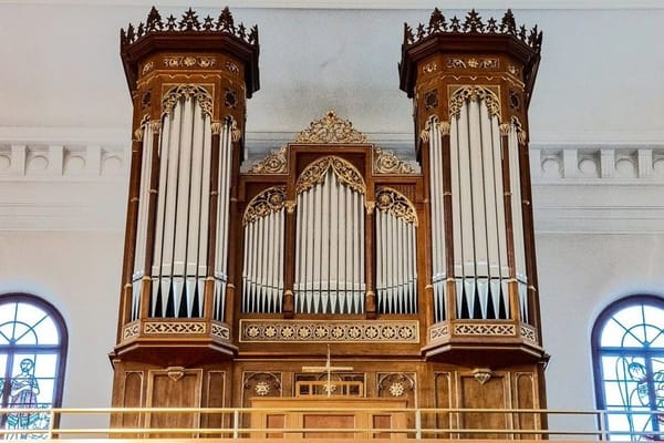Die Orgel von 1865 muss dringend revidiert werden.