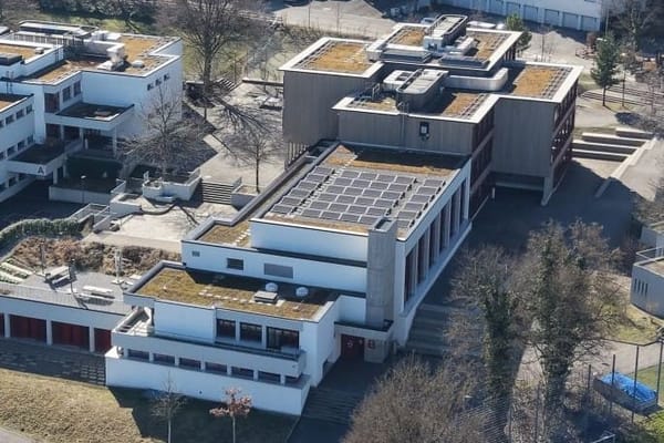 Photovoltaikanlagen sollen erst dann auf städtischen Dächern installiert werden, wenn Gebäudesanierungen anstehen (im Bild…