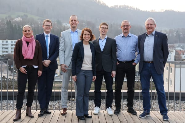 Der neue Stadtrat Adliswil (v.l.n.r.): Christine Preisig (parteilos), Mario Senn (FDP), Markus Bürgi (FDP, Stadtpräsident)…