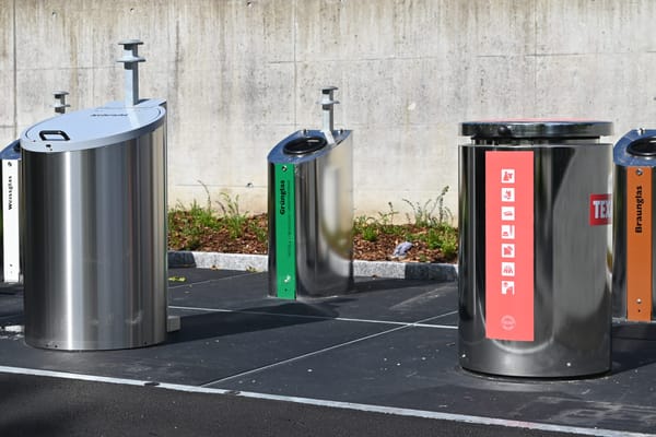 In Thalwil sollen zahlreiche solcher Unterflursammelstellen (im Bild Sammelstelle Albisstrasse) entstehen.