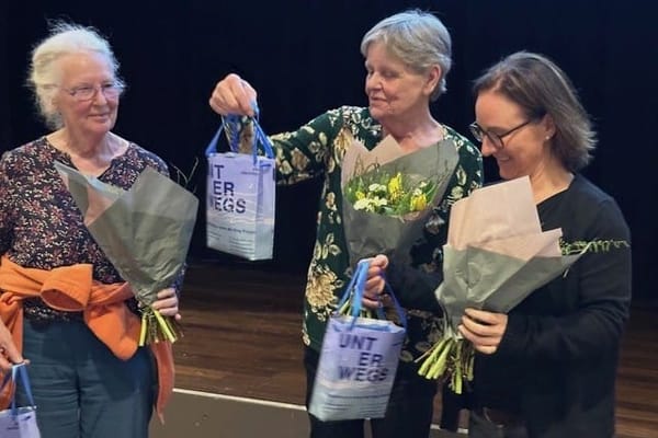 Der scheidende Vorstand (von links) Maria Waibel, Martha Würger und Natalie Hofbauer Bio wird mit Blumen und Geschenken…