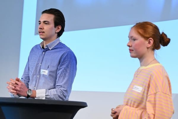 Nelio di Biase und Zora Arbenz (Schüler und Schülerin der Kanti Zürich Oberland) diskutierten über politische Neutralität…
