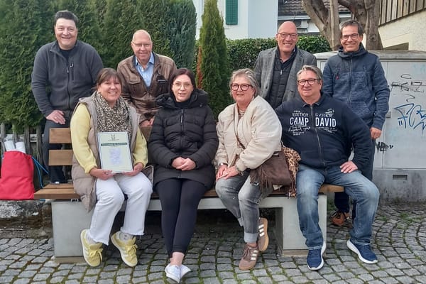 Einweihungsfeier mit Familie und lokaler Prominenz. Hinten von links: Domenico Natazzi und VVT-Präsident René Huber…