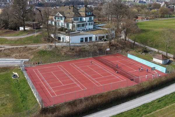 Die ehemaligen Tennisplätze unterhalb des Spinnerguts (oben) sind als Standort einer Skateranlage im Gespräch. Links vom…