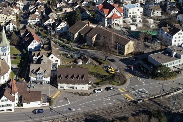 Die Strassen im mehrspurigen Kreuzungsbereich von Bahnhofstrasse und Dorfstrasse werden schmaler, die Trottoirs breiter.…