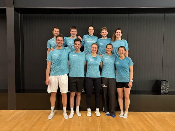 Das zweite Adliswiler Team steht vor entscheidenden Spielen. Stehend hinten von links: Tobias Schläpfer, Niklas Kramer…
