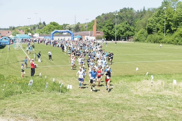 Der Frühlingslauf machte seinem Namen am Freitag alle Ehren. Die Läuferinnen und Läufer starteten beim Schulhaus…