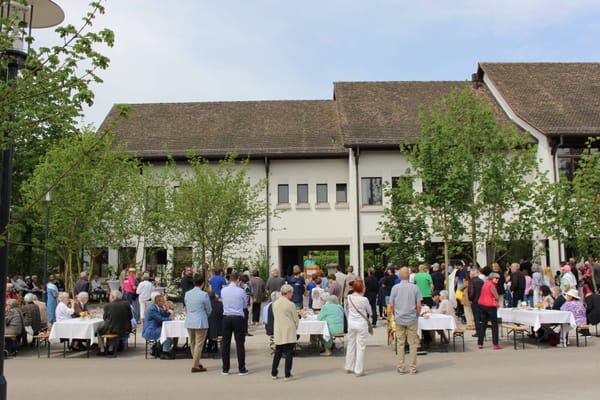 Grossandrang auf dem neuen Chileplatz während der Ansprache von Gemeindepräsidentin Phyllis Scholl.