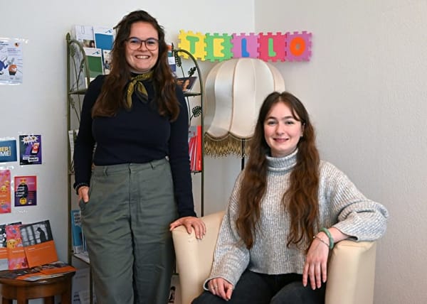 Die Sozialarbeiterinnen Anikó Nagy (links) und Selina Tollardo (rechts) in den Räumlichkeiten von «Tello – Offene Beratung»…