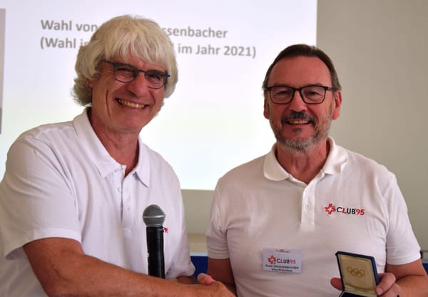 Der abtretende Präsident Gery Meier (links) gratuliert dem Neugewählten Erwin Grossenbacher