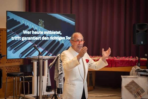 Raymond Fein führte als Auktionator durch den Spendenanlass für den Musikschul-Flügel.