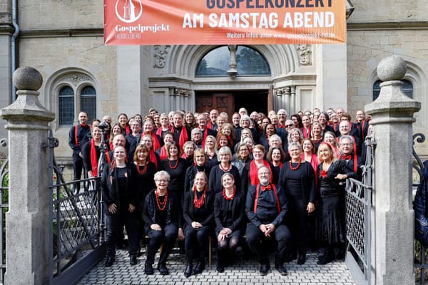 Die beiden Chöre vor der Kirche in Heidelberg.