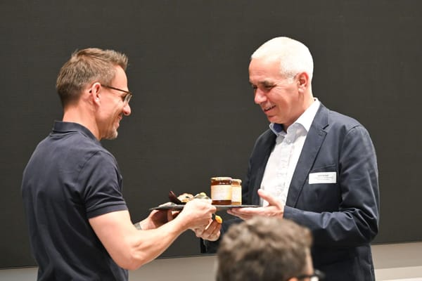 Der Adliswiler Alt-Stadtpräsident Farid Zeroual (rechts) wird von Standortförderer Stefan Lüthi verabschiedet.