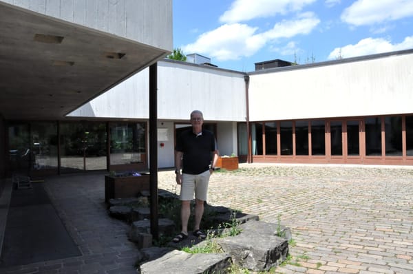 Kirchenpflegepräsident Märk Fankhauser im Innenhof des reformierten Kirchgemeindehauses, das für 3,7 Millionen Franken…