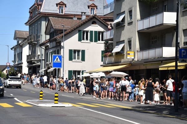 Eine 100 Meter lange Schlange bildete sich am Mittwochabend entlang der Albissstrasse in Adliswil.