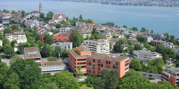 Das orange Gebäude im Vordergrund ist das Alterszentrum Serata. Das Haus mit dem rötlichen Dach in der Bildmitte links ist…