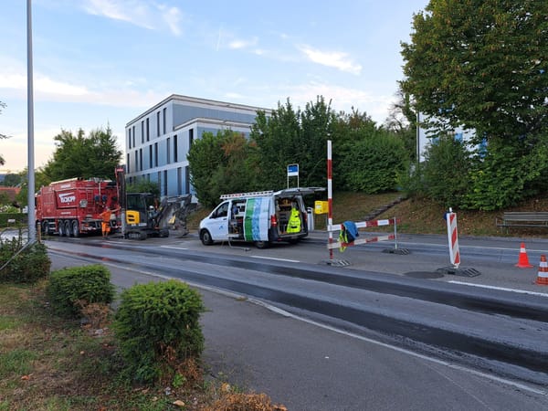 Bei der Bushaltestelle Mettli in Thalwil musste am Wochenende eine defekte Wasserleitung repariert werden.