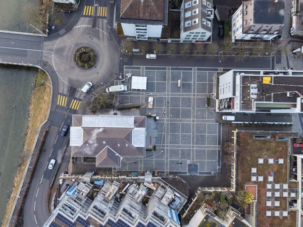 Der kahle Bahnhofplatz (Bruggenplatz) in Adliswil soll begrünt und beschattet werden.