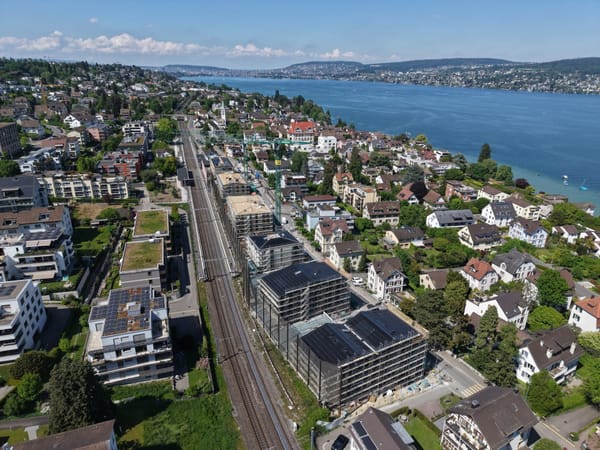 Die Bahnhofstrasse (rechts von den Neubauten Bahnhof Süd) bleibt länger gesperrt.