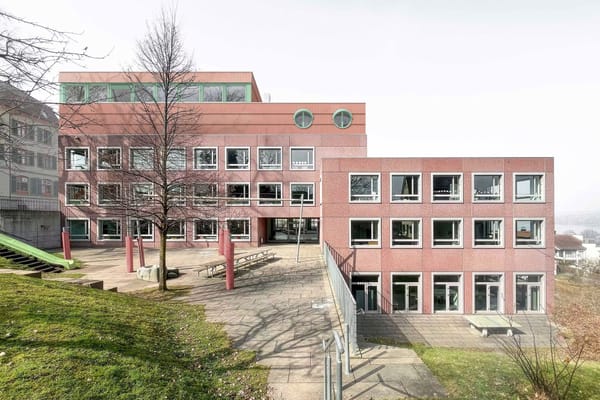 Das Gebäude der Heilpädagogischen Schule links soll einen Aufbau (dunkleres Rot) erhalten.