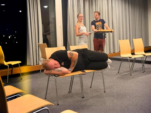 Was nach einem Nickerchen aussieht, gehört zum Stück: Marco Bösch in bester Lage, im Hintergrund Sara Milojevic und Tobias…